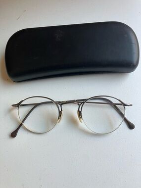 Vintage 90s Oliver Peoples Eyeglasses, metal frames, rimless style.